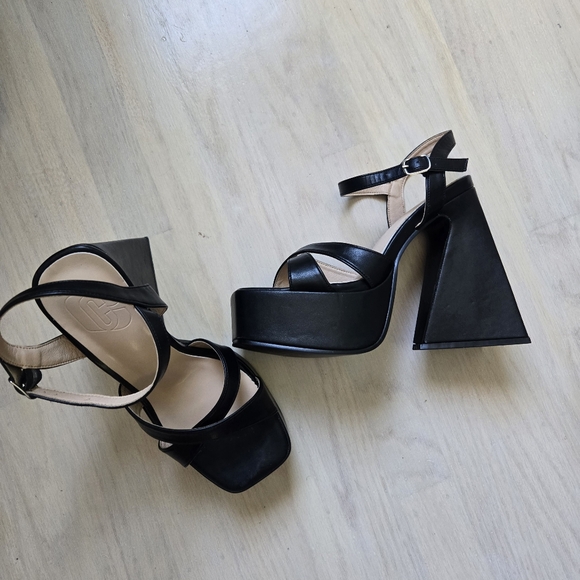 Platform Heeled Sandals - Picture 3 of 5